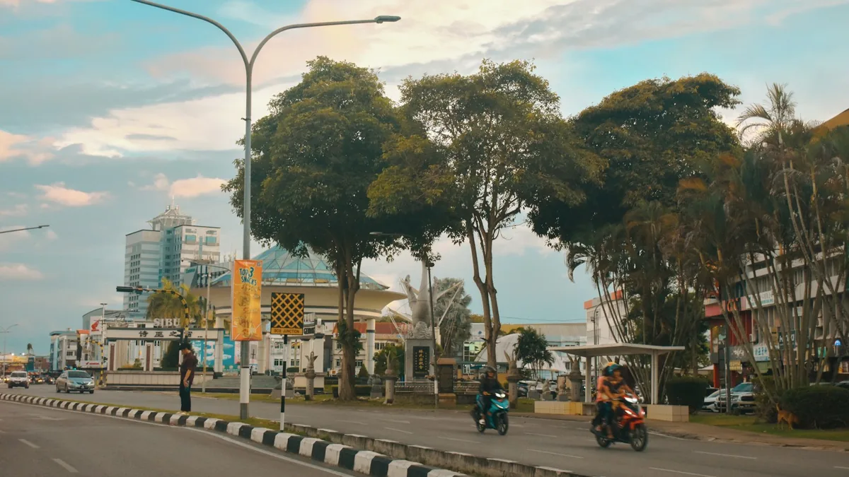Jalan dan bangunan di pusat bandar